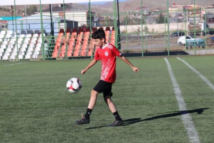 İranlı ‘Messi’ lakaplı Mohammedreza oynadığı futbolla hayran bırakıyor