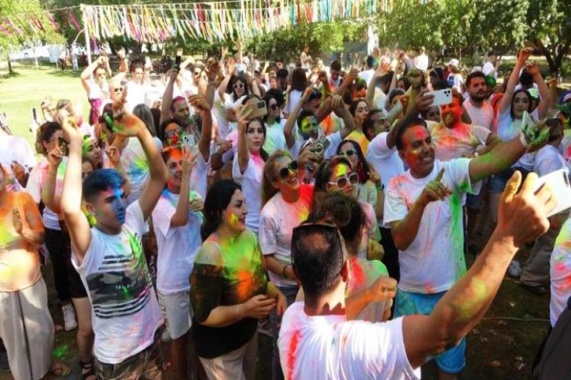 İranlılar boya ve su festivalinde doyasıya eğlendi  
