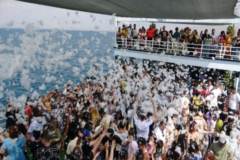 İranlıların Van Gölü ortasında köpük keyfi  