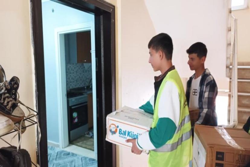 İmam Hatipli öğrencilerden ihtiyaç sahibi ailelere Ramazan kolisi