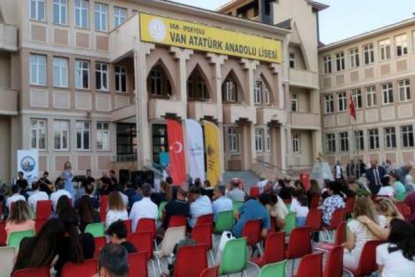 Van Atatürk Lisesi mezunları ikinci kez bir araya geldi