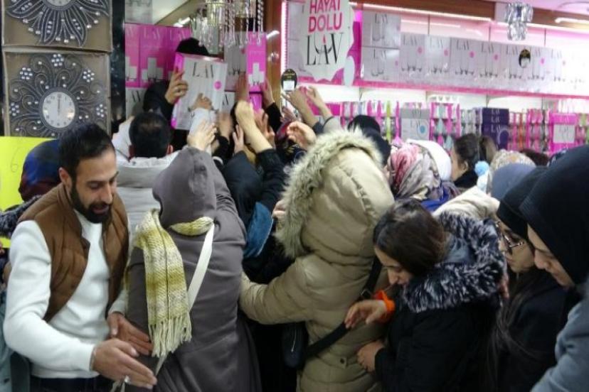 Van'da AVM açılışında izdiham