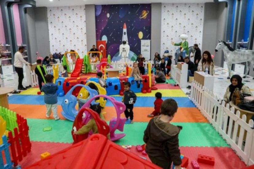 Van’da çocuklar oyuncak evinde mutluluğa doyuyor