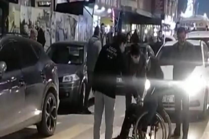 Van’da engelli birey caddeyi trafiğe kapattı