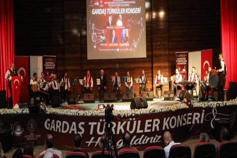 VAN’DA “GARDAŞ TÜRKÜLER” KONSERİYLE KÜLTÜREL KARDEŞLİK RÜZGÂRI ESTİ