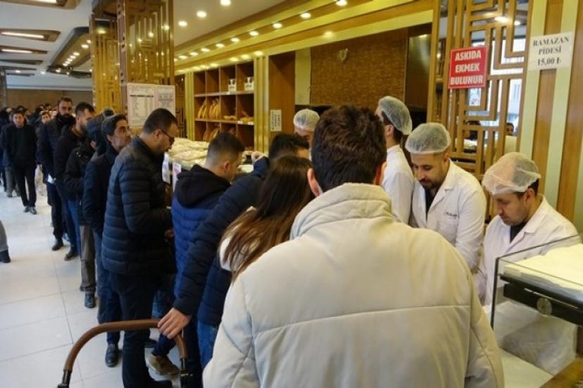 Van’da Ramazan pidesi kuyruğu