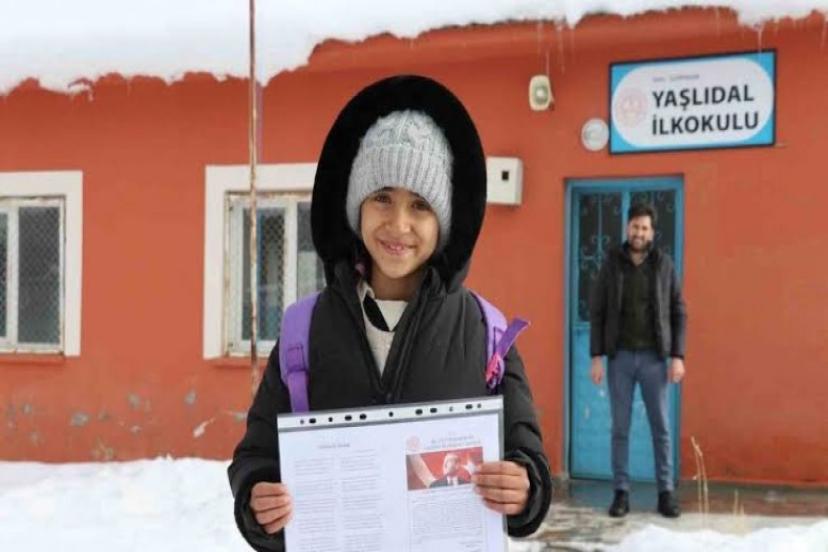 Van’da tek öğrencili okulda karne heyecanı