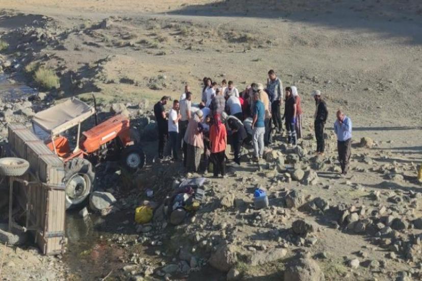 Van’da traktörün römorku devrildi: 8 yaralı  
