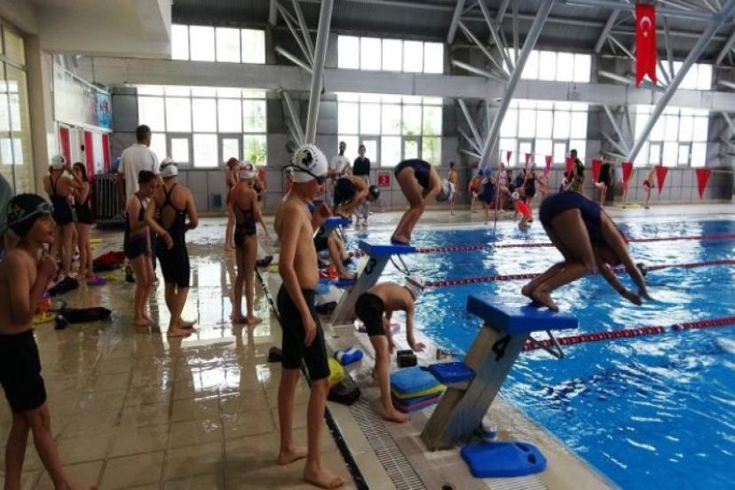 Van'da yüzme havuzuna yoğun ilgi