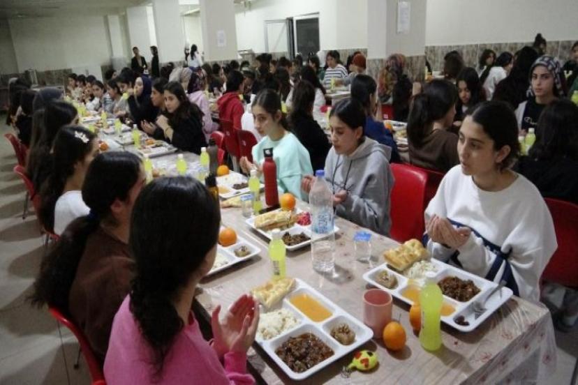 Van'daki okul pansiyonlarında restoranları aratmayan yemek menüsü   