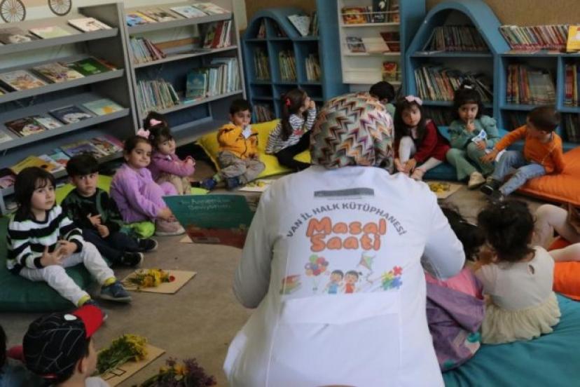 Van Halk Kütüphanesinden çocuklara masal saati