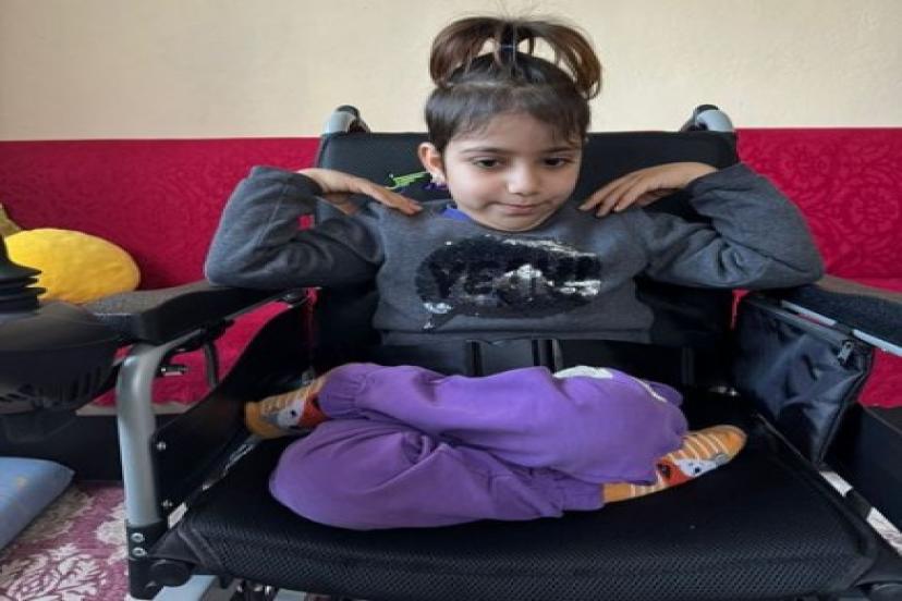 Vanlı Amcan’dan doğuştan engelli minik Rabia’ya akülü sandalye