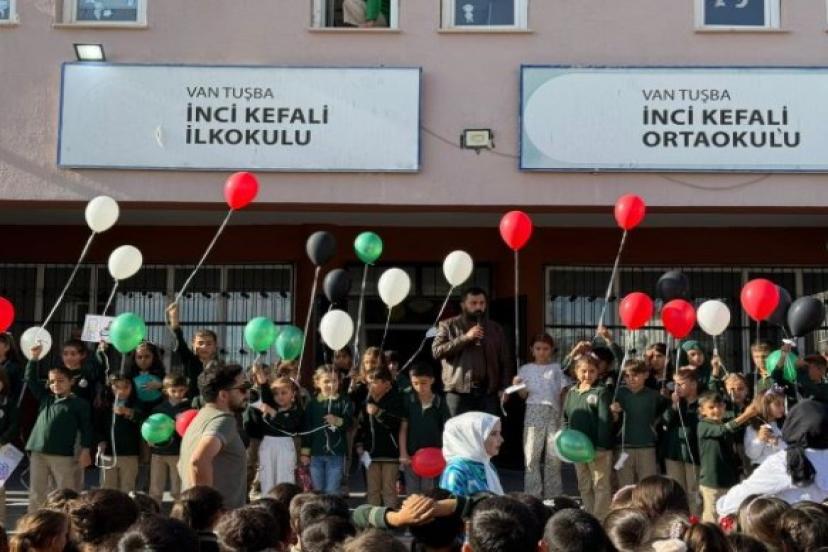 Vanlı çocuklar Filistin'in özgürlüğü için gökyüzüne balon uçurdu