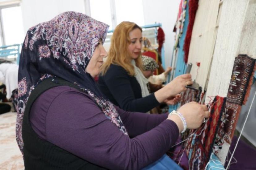 Vanlı kadınlar kilimleri ilmek ilmek sonraki nesillere aktarıyor  