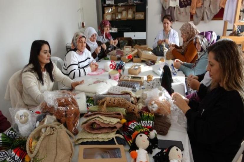 Vanlı kadınlar Kuzeyin Uşakları için çorap ördü  