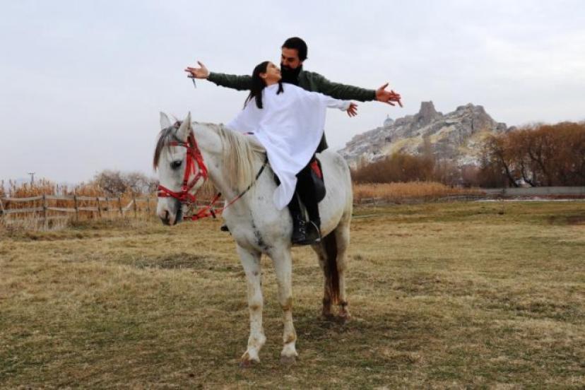 Vanlı kuaför at sırtında saç kesti