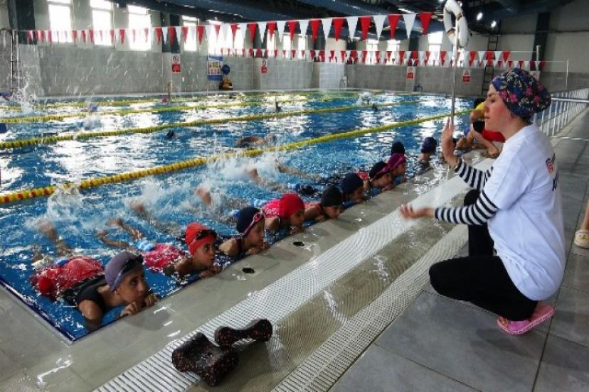 Yüzme havuzunda yarışmalara hazırlanıyorlar 